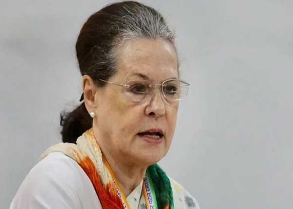 सोनिया गांधी को सीनियर कांग्रेस लीडर की सलाह, योगी के शपथ ग्रहण समारोह से दूरी बनाएं